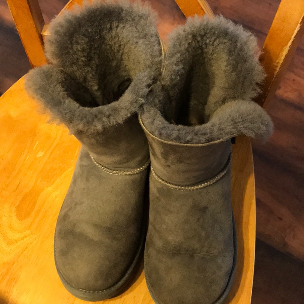 UGGS - Picture 3 of 8